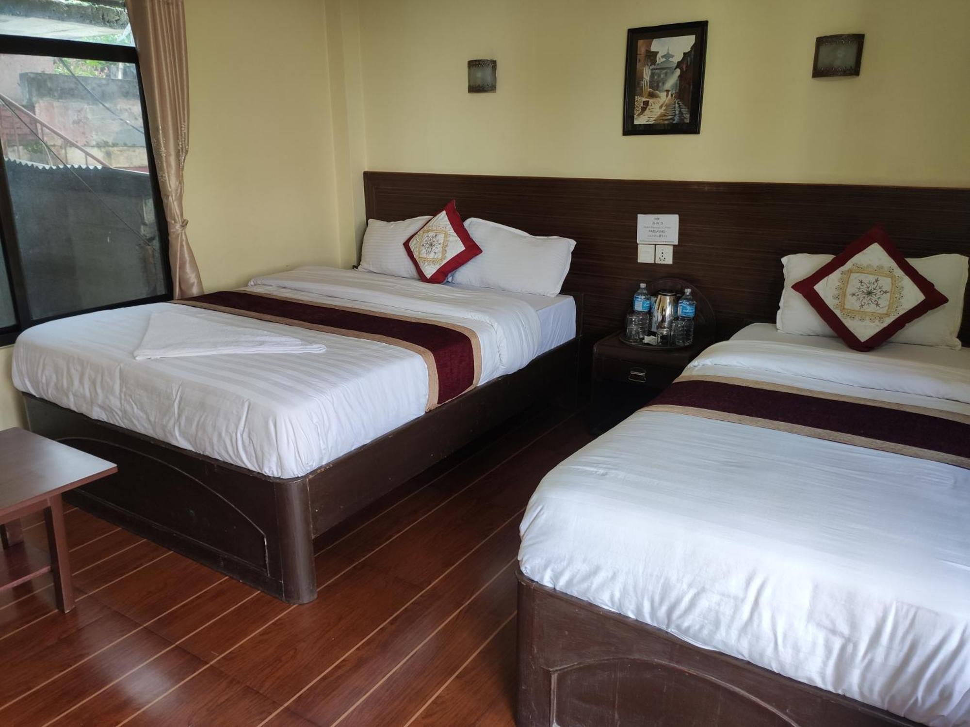 Peacock - A Family-Run Hotel Sauraha Exterior foto