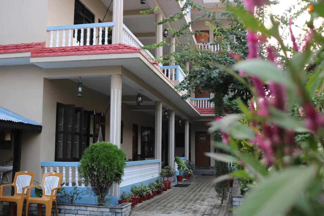 Peacock - A Family-Run Hotel Sauraha Exterior foto