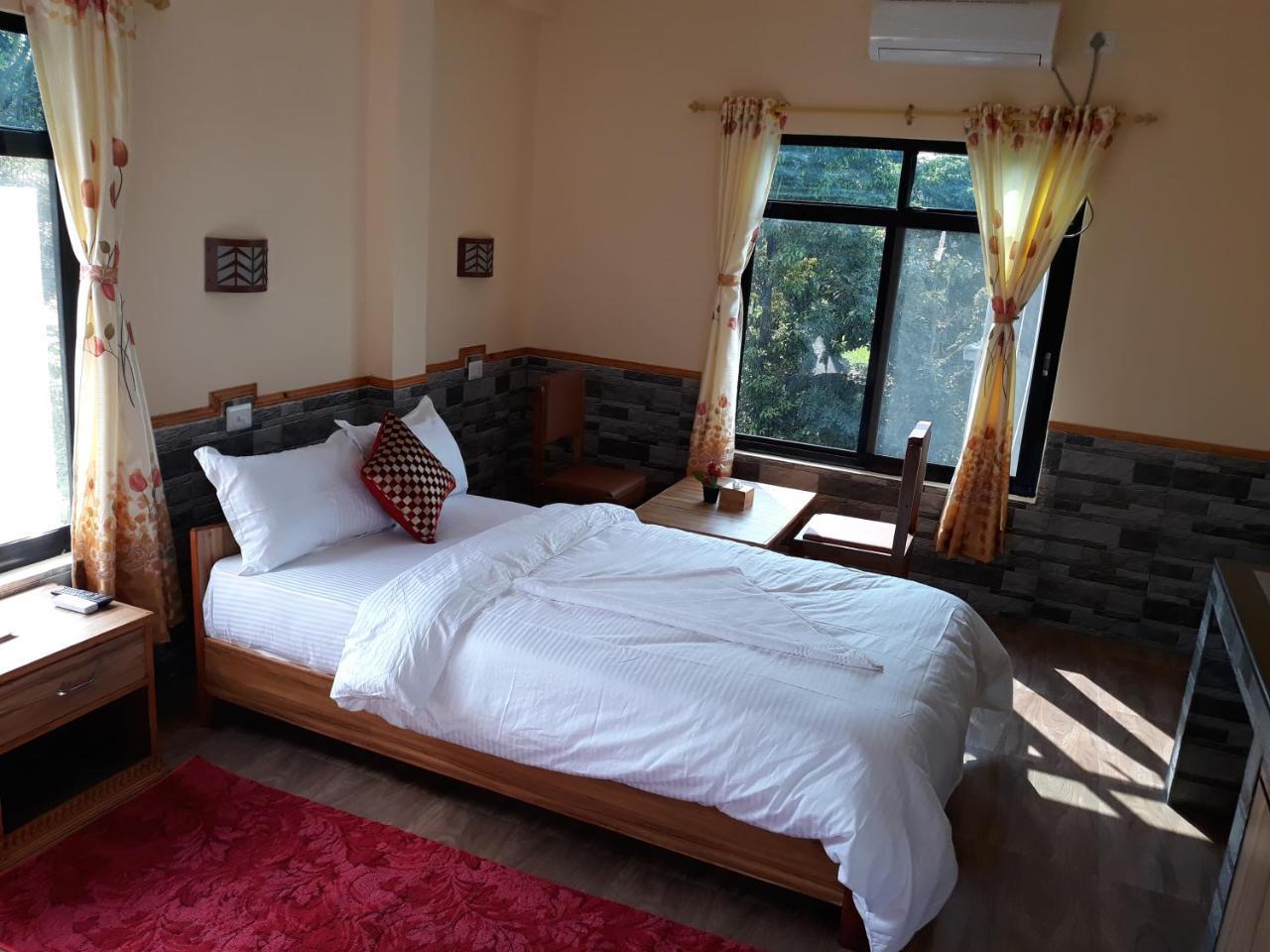 Peacock - A Family-Run Hotel Sauraha Exterior foto