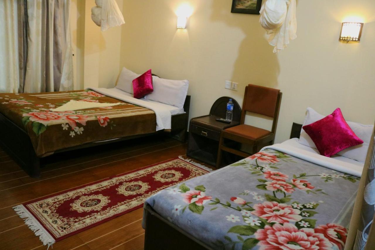 Peacock - A Family-Run Hotel Sauraha Exterior foto